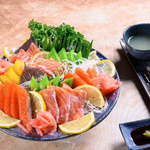 Sashimi cá hồi với cá trích xanh, đỏ, vàng Size M