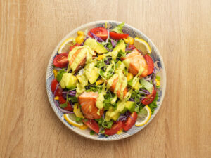 Salad rau xanh cá hồi áp chảo