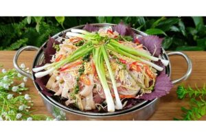Thịt Dê hấp lá tía tô tại bàn